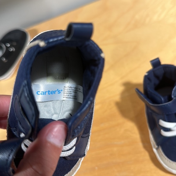 2 pairs CARTERS of baby boy crib shoe size 3-6 months - Picture 14 of 15